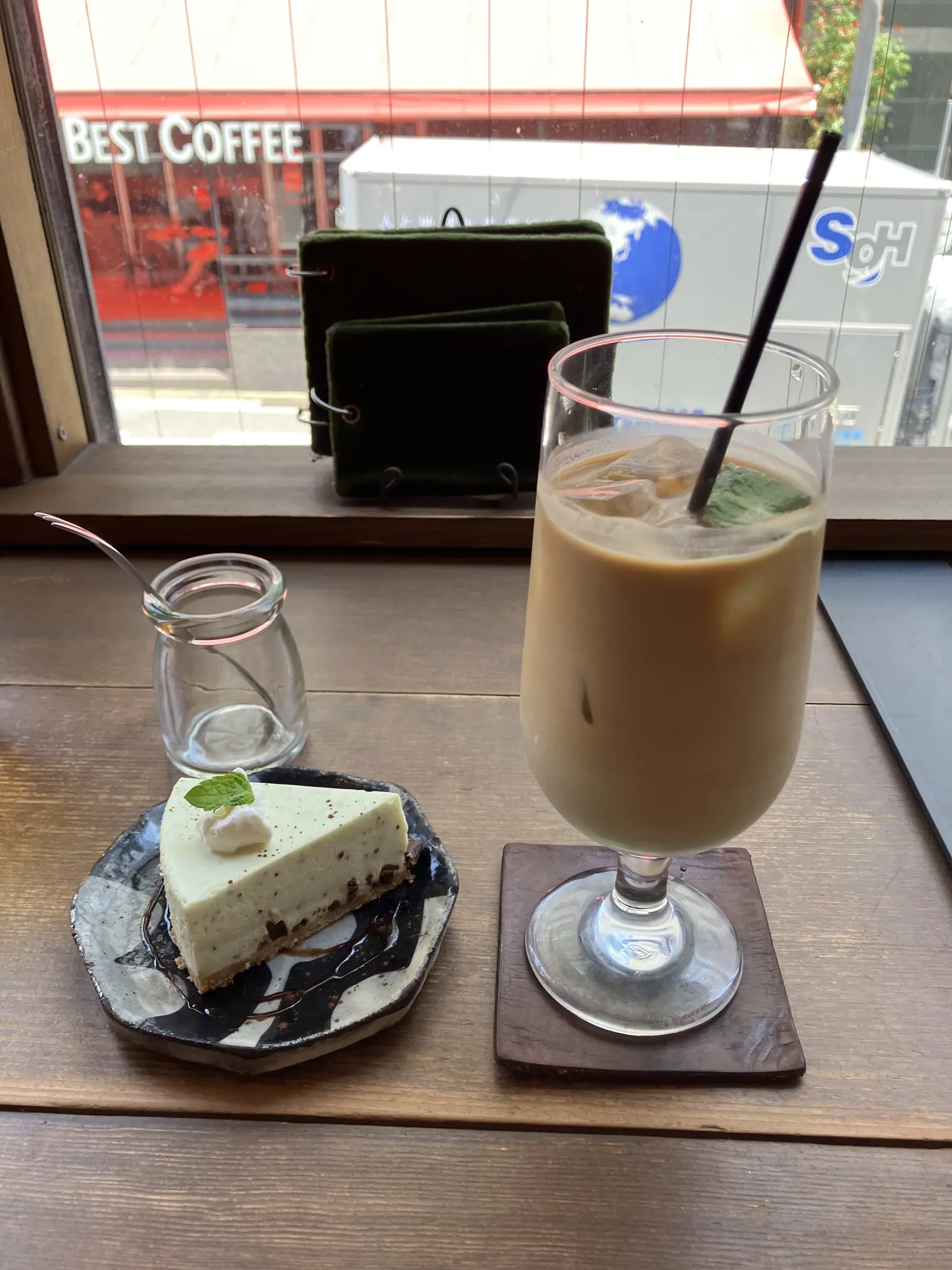 薄荷巧克力蛋糕和薄荷拿鐵
